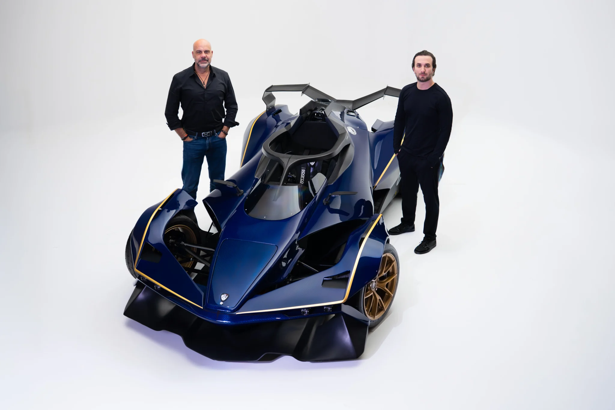 Rafael Espindola e Adhemar Cabral ao lado do supercarro UNICO da Super Veloce.