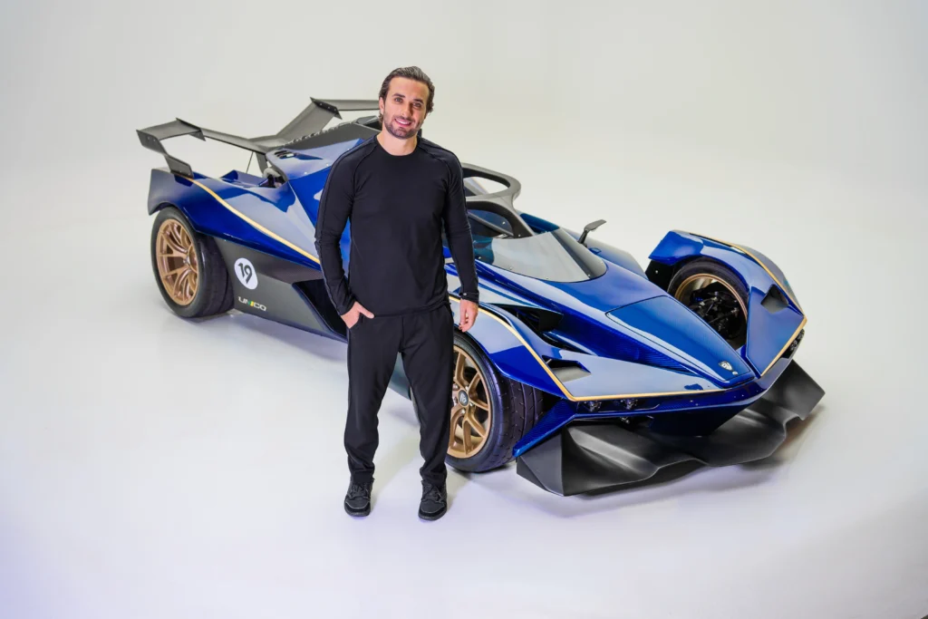 Rafael Espindola, fundador da Super Veloce, ao lado do supercarro UNICO.
